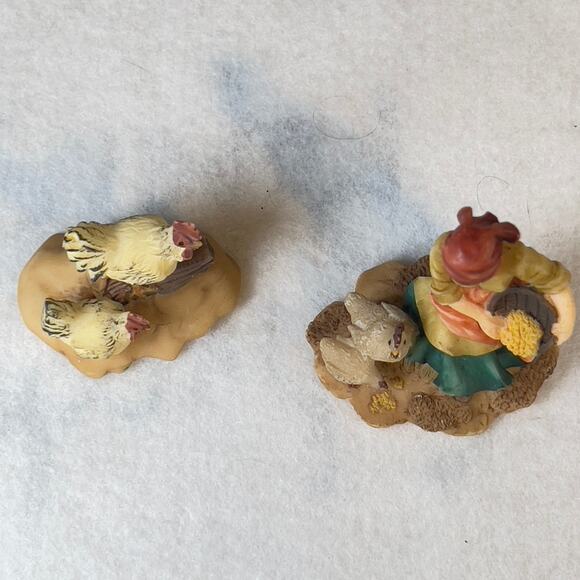 Grandeur Noel '01 Bethlehem Village (2 pcs) Hens & Woman O'Well Porcelain Resin - Picture 6 of 10